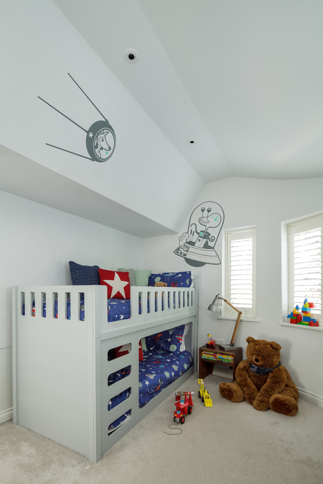 Inspiration pour une chambre d'enfant de 4 à 10 ans design de taille moyenne avec un mur gris, moquette et un sol gris.