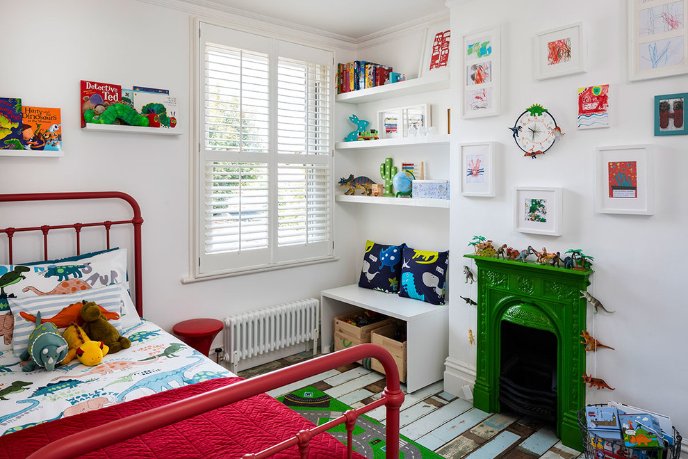 Immagine di una piccola cameretta per bambini classica con pareti bianche e pavimento in legno verniciato