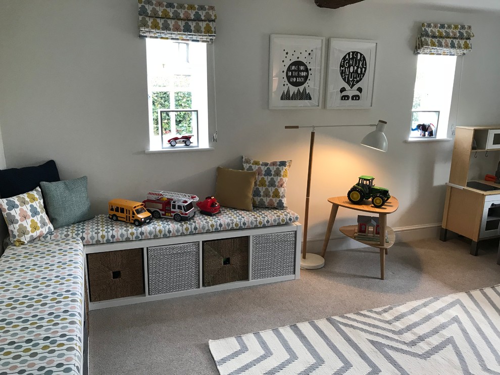 Mittelgroßes, Neutrales Nordisches Kinderzimmer mit Spielecke, weißer Wandfarbe, Teppichboden und grauem Boden in Hampshire