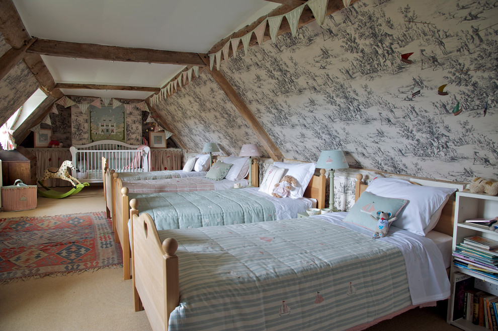 На фото: большая нейтральная детская в стиле кантри с спальным местом, ковровым покрытием и разноцветными стенами