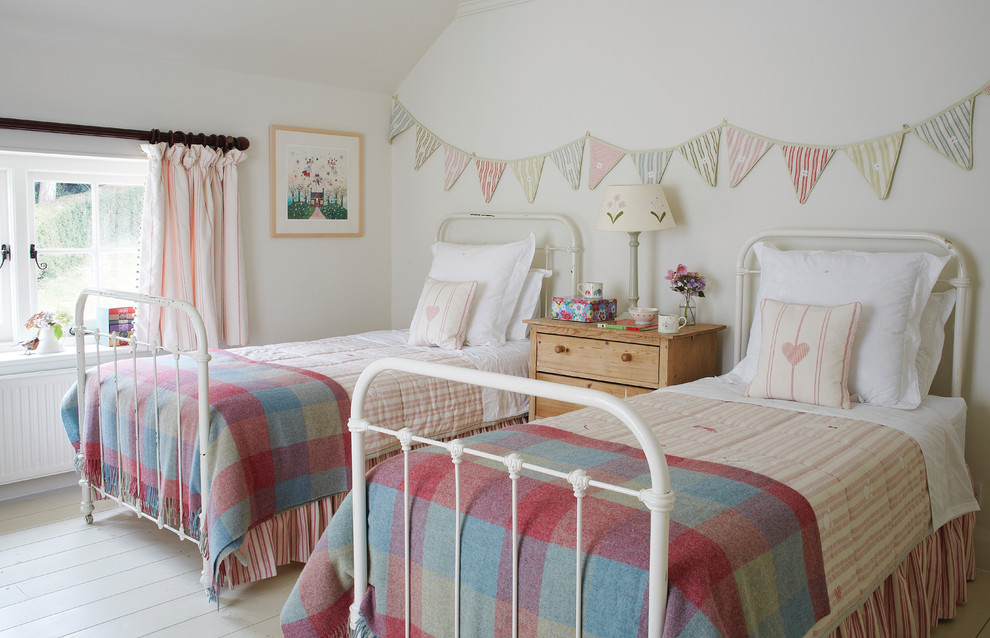 На фото: нейтральная детская среднего размера в стиле кантри с спальным местом, белыми стенами и деревянным полом для подростка с