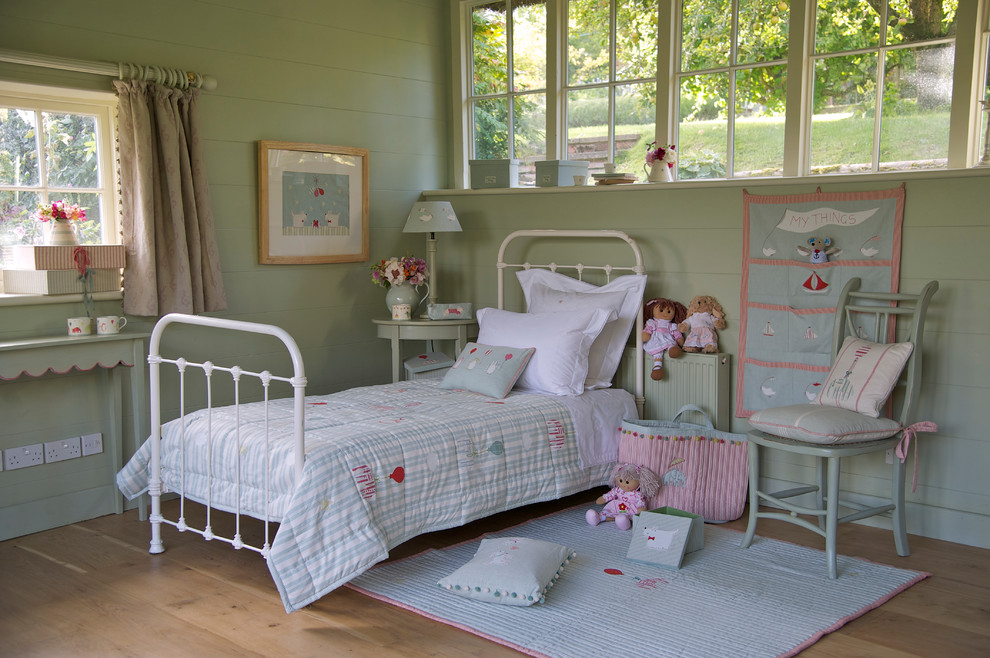Mittelgroßes, Neutrales Landhaus Kinderzimmer mit Schlafplatz, blauer Wandfarbe und braunem Holzboden in Wiltshire