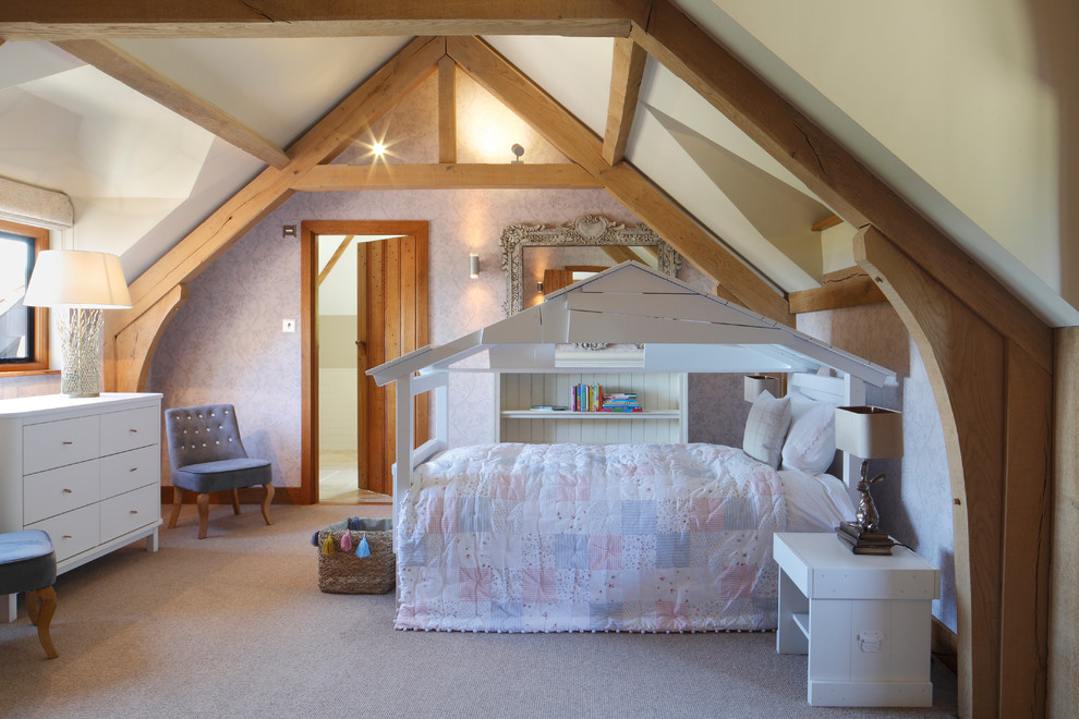 Idéer för att renovera ett lantligt flickrum kombinerat med sovrum och för 4-10-åringar, med beige väggar, heltäckningsmatta och grått golv