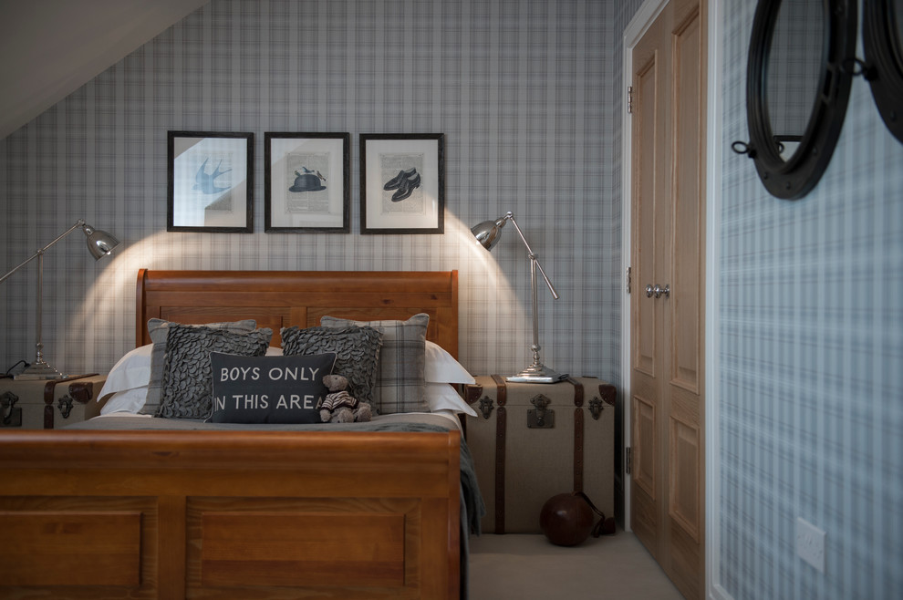 Inspiration för lantliga pojkrum kombinerat med sovrum och för 4-10-åringar, med heltäckningsmatta och grå väggar