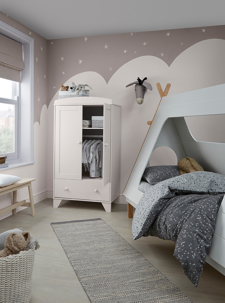 Modelo de habitación de niña contemporánea de tamaño medio con paredes grises, suelo de madera clara y suelo gris