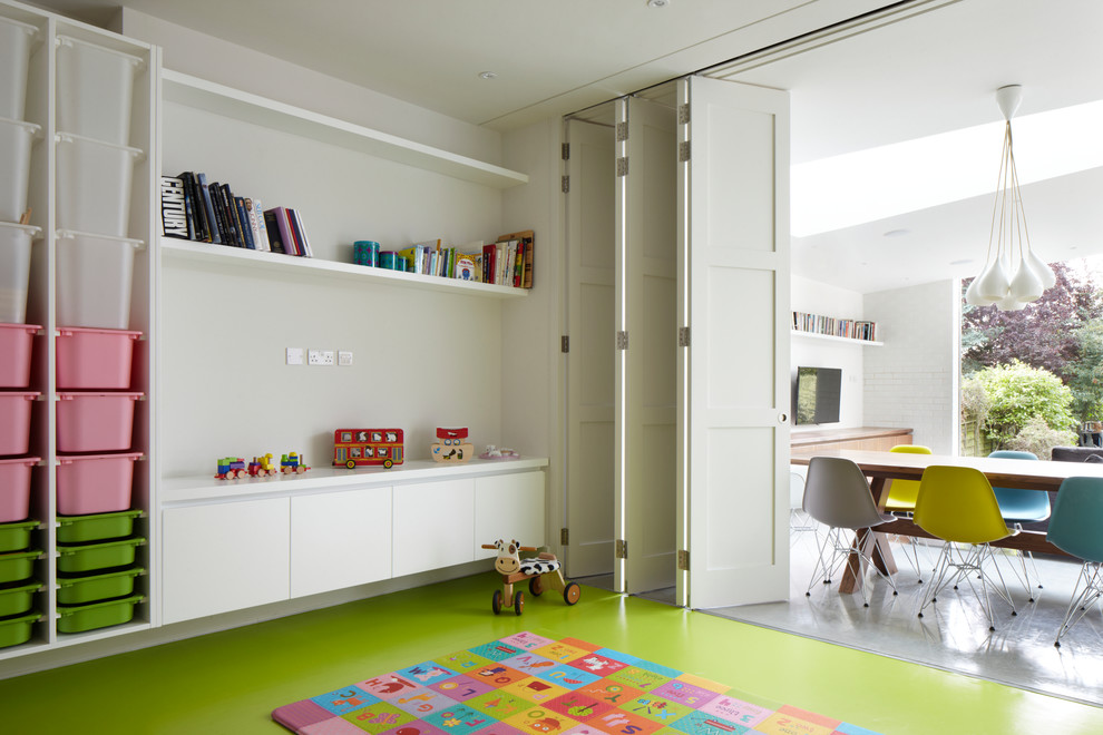 Источник вдохновения для домашнего уюта: нейтральная детская с игровой среднего размера в стиле модернизм с белыми стенами, полом из линолеума и зеленым полом для ребенка от 1 до 3 лет