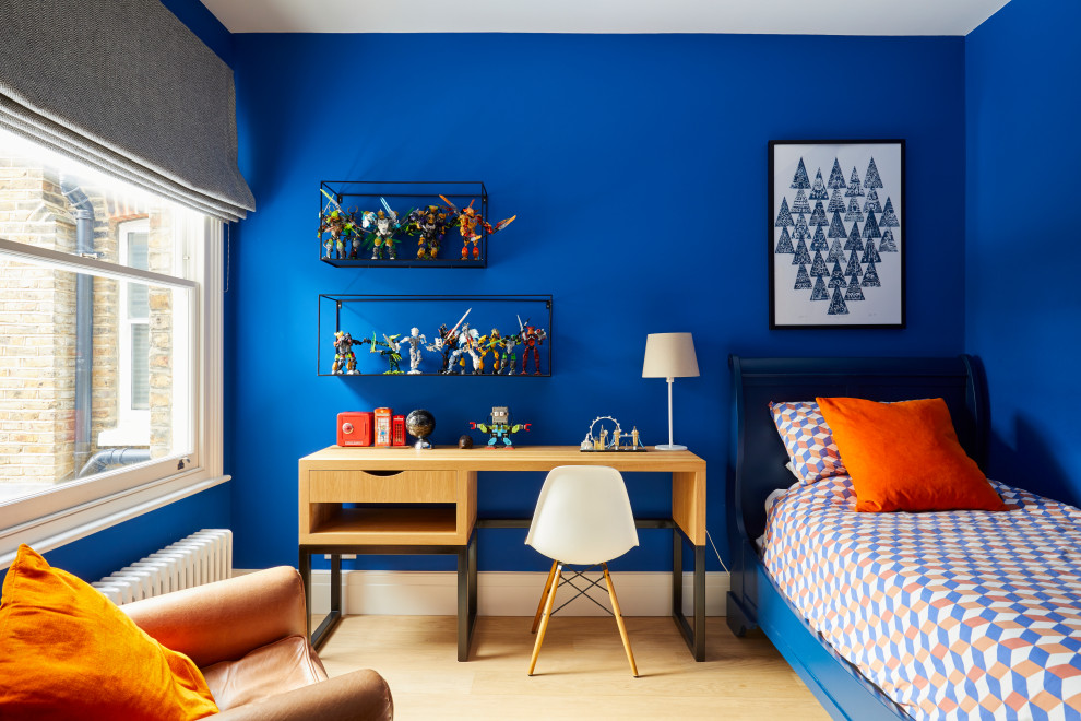 Ejemplo de dormitorio infantil de 4 a 10 años actual pequeño con paredes azules, suelo de madera clara y suelo marrón