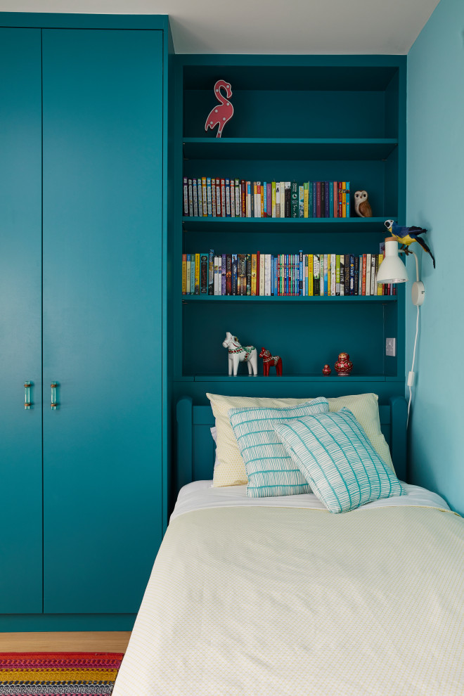 Kleines Modernes Mädchenzimmer mit Schlafplatz, blauer Wandfarbe, hellem Holzboden und braunem Boden in Surrey