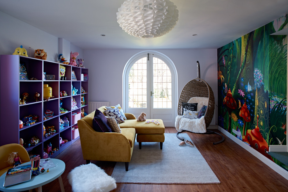 Idéer för ett stort modernt flickrum kombinerat med lekrum och för 4-10-åringar, med flerfärgade väggar, vinylgolv och brunt golv