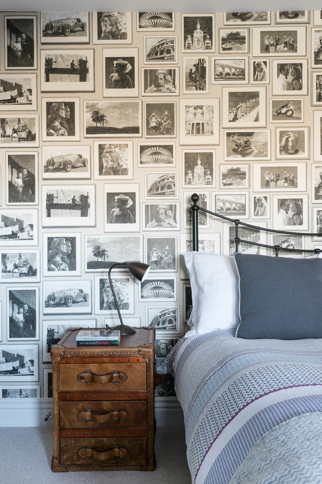 Cette photo montre une grande chambre d'enfant chic avec un mur blanc et moquette.