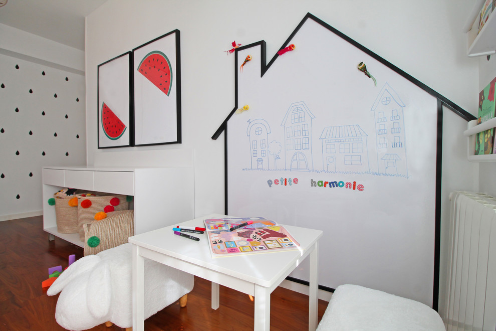 Foto de dormitorio infantil de 1 a 3 años romántico de tamaño medio con paredes blancas y suelo laminado