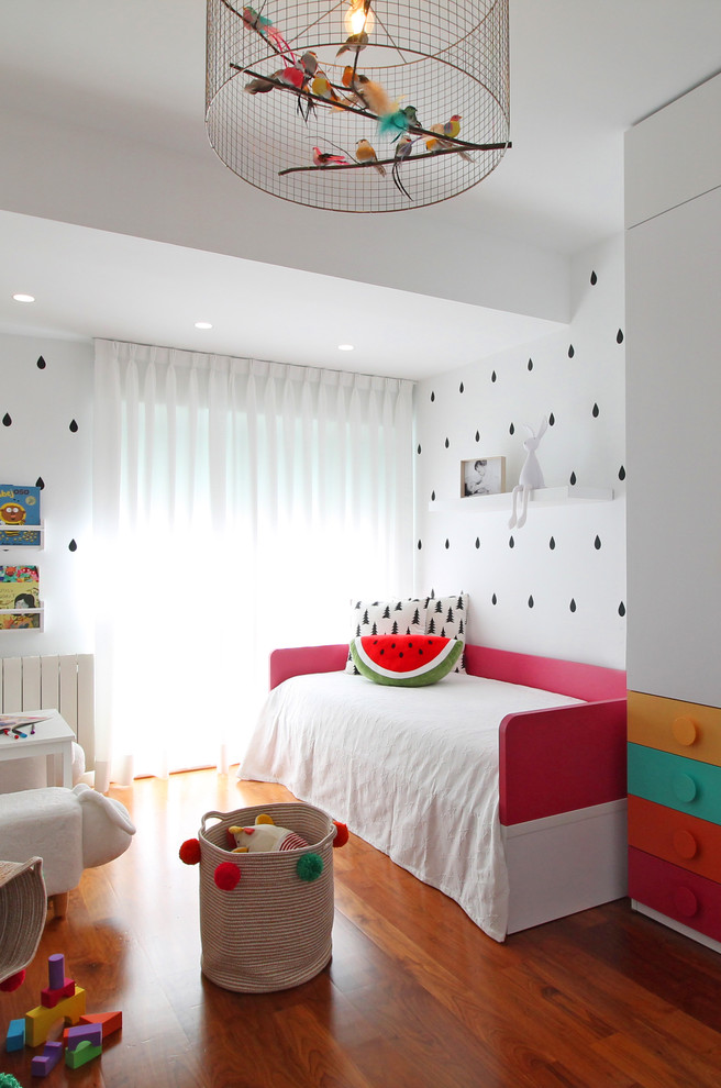 Foto di una cameretta per bambini da 1 a 3 anni stile marinaro di medie dimensioni con pareti bianche e pavimento in laminato