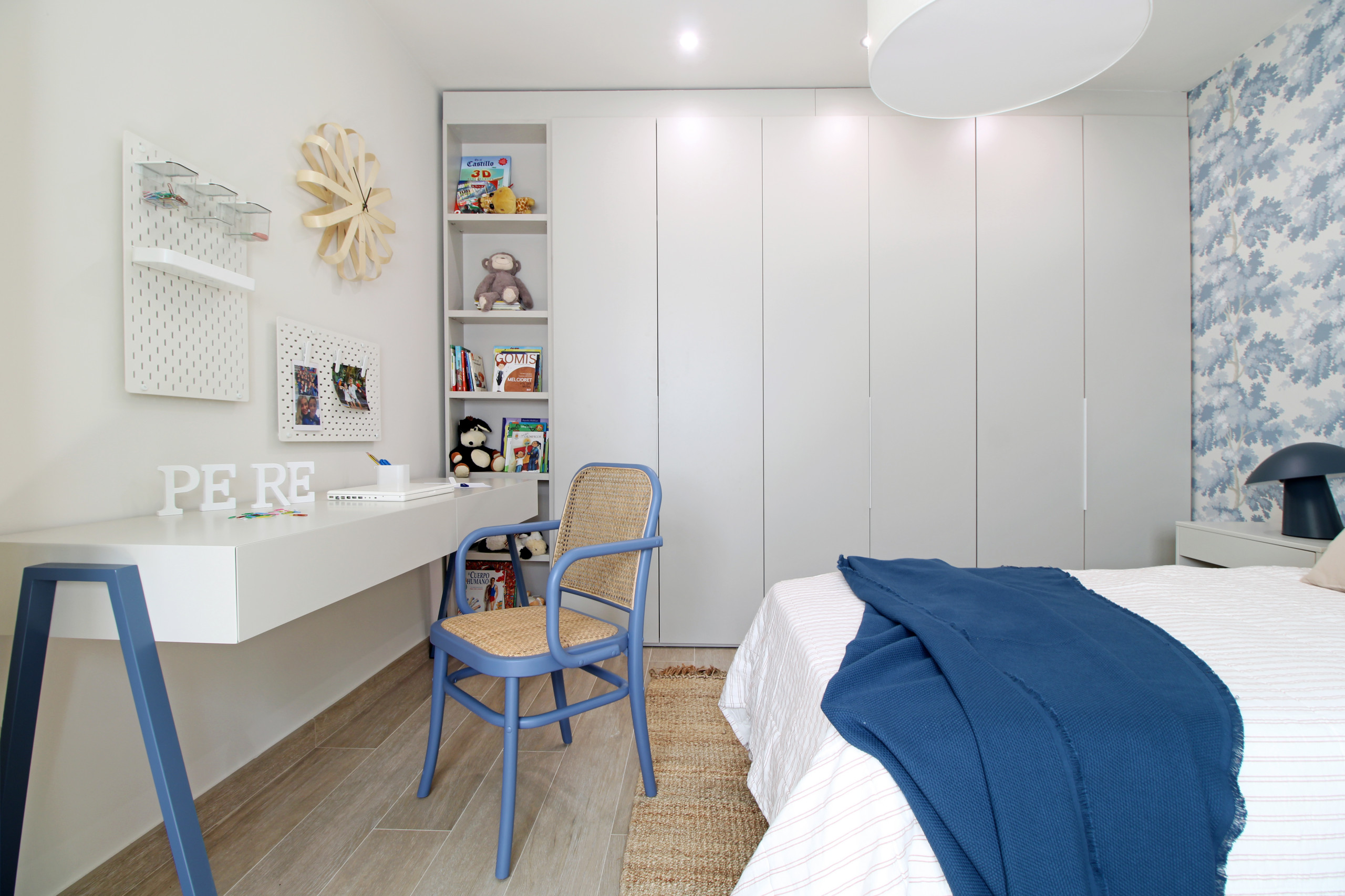 Дизайн стен панелями и обоями в спальне для подростка: 10 модных вариантов