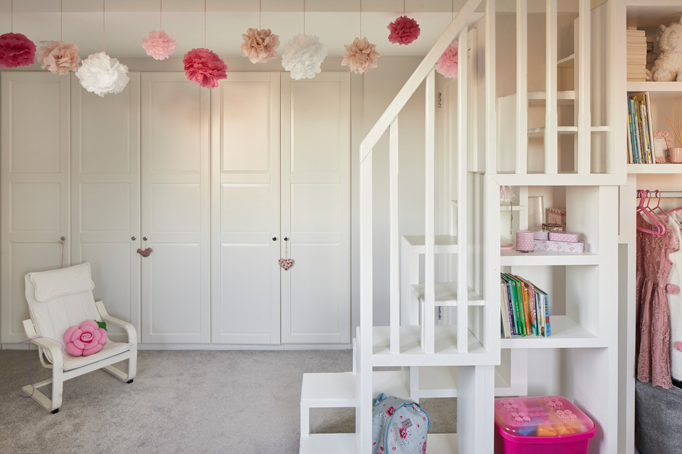 Ispirazione per una cameretta per bambini da 4 a 10 anni minimal di medie dimensioni con pareti grigie, moquette e pavimento grigio