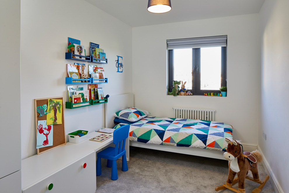 Aménagement d'une chambre d'enfant de 4 à 10 ans contemporaine de taille moyenne avec un mur gris, moquette et un sol gris.