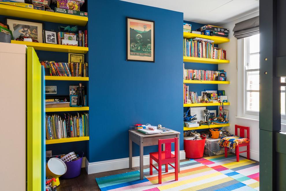 Inspiration för ett eklektiskt könsneutralt barnrum kombinerat med lekrum och för 4-10-åringar, med blå väggar och mörkt trägolv