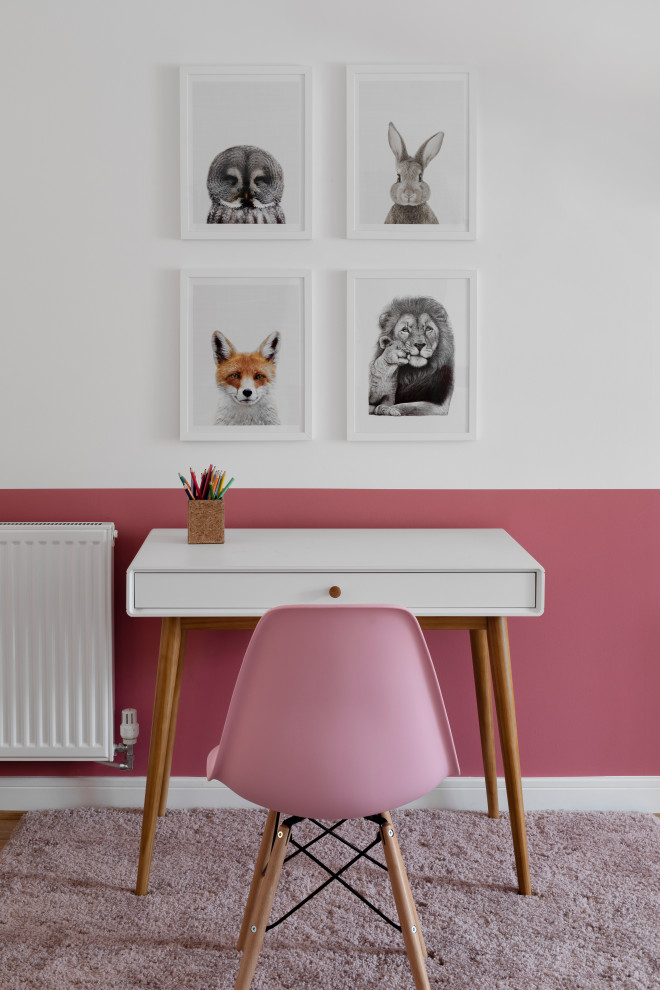 Ispirazione per una cameretta per bambini da 4 a 10 anni scandinava di medie dimensioni con pareti rosa, pavimento in legno massello medio e pavimento marrone