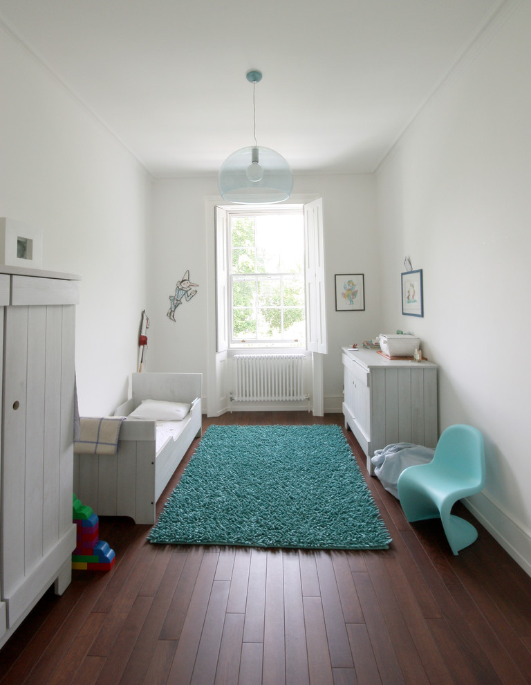 Источник вдохновения для домашнего уюта: детская в современном стиле с спальным местом и белыми стенами для мальчика