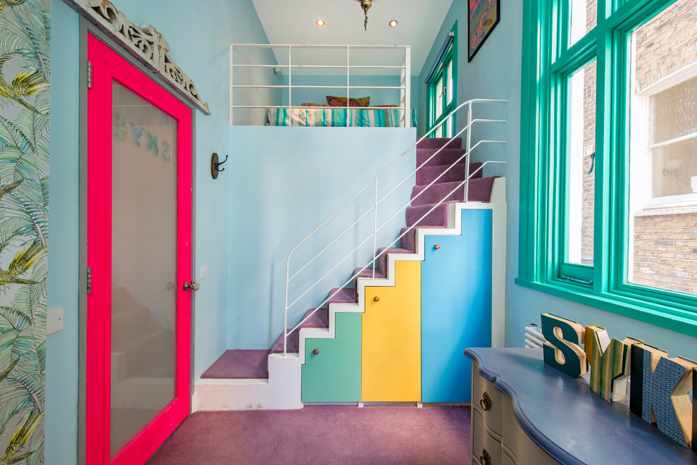 Aménagement d'une chambre d'enfant éclectique avec un mur bleu, moquette et un sol violet.