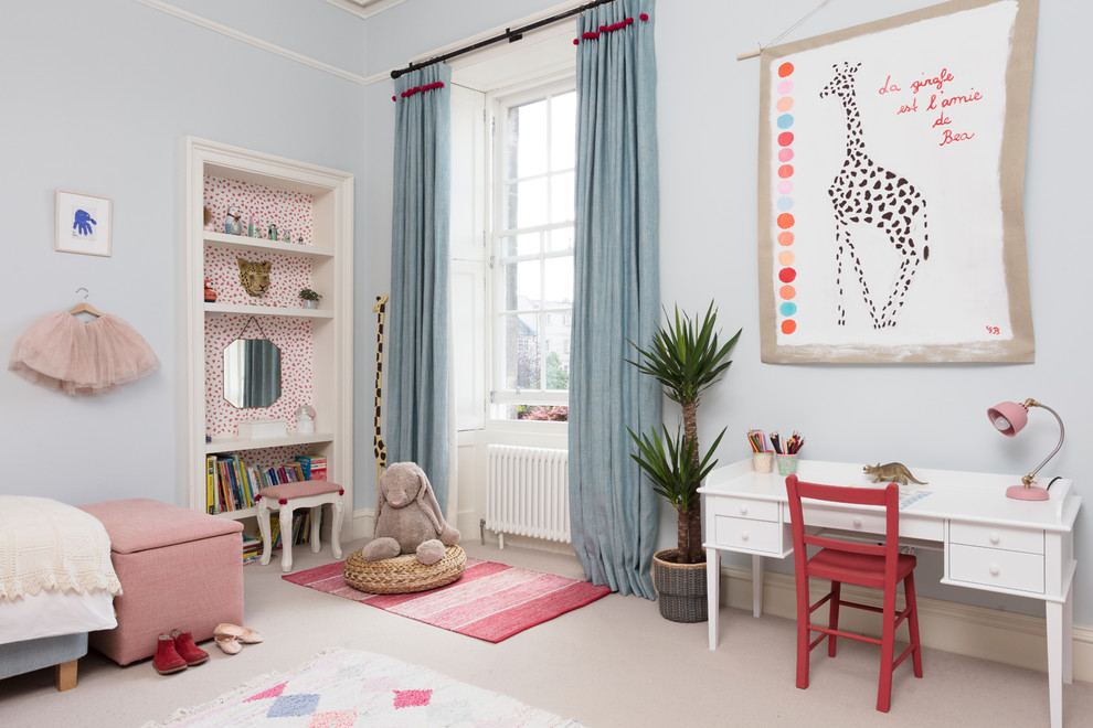 Inspiration pour une chambre de fille de 4 à 10 ans traditionnelle avec un bureau, un mur bleu, moquette et un sol beige.