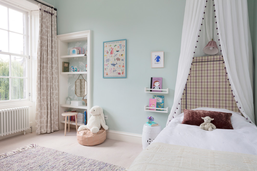Cette photo montre une chambre d'enfant de 4 à 10 ans chic avec un mur bleu et un sol beige.