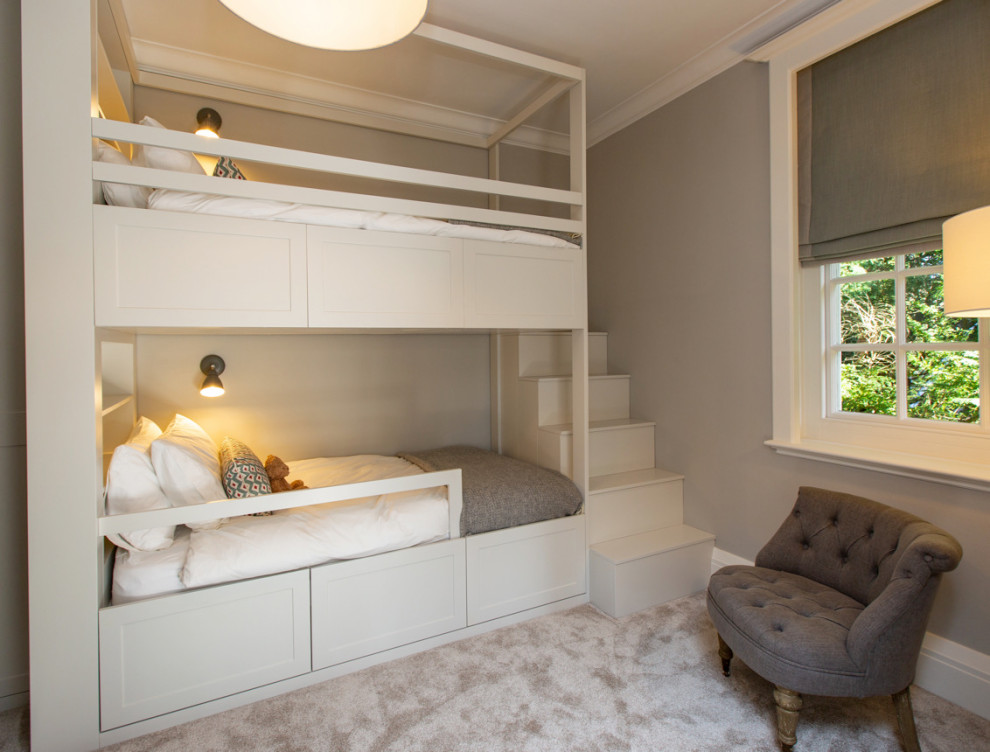 Diseño de dormitorio infantil de 4 a 10 años tradicional de tamaño medio con paredes grises, moqueta y suelo gris