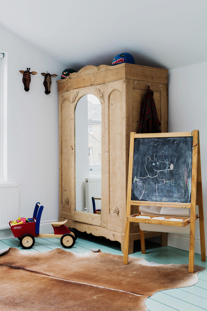 На фото: большая детская в стиле шебби-шик с спальным местом, белыми стенами, деревянным полом и бирюзовым полом для ребенка от 4 до 10 лет, мальчика с
