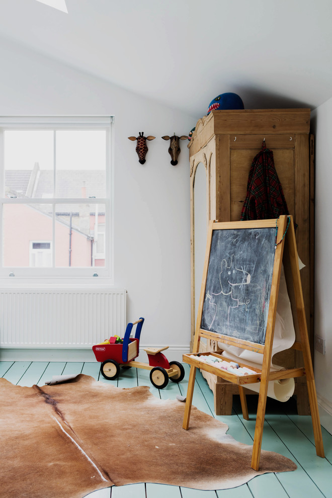 Shabby chic-inspirerad inredning av ett stort pojkrum kombinerat med sovrum och för 4-10-åringar, med vita väggar, målat trägolv och turkost golv