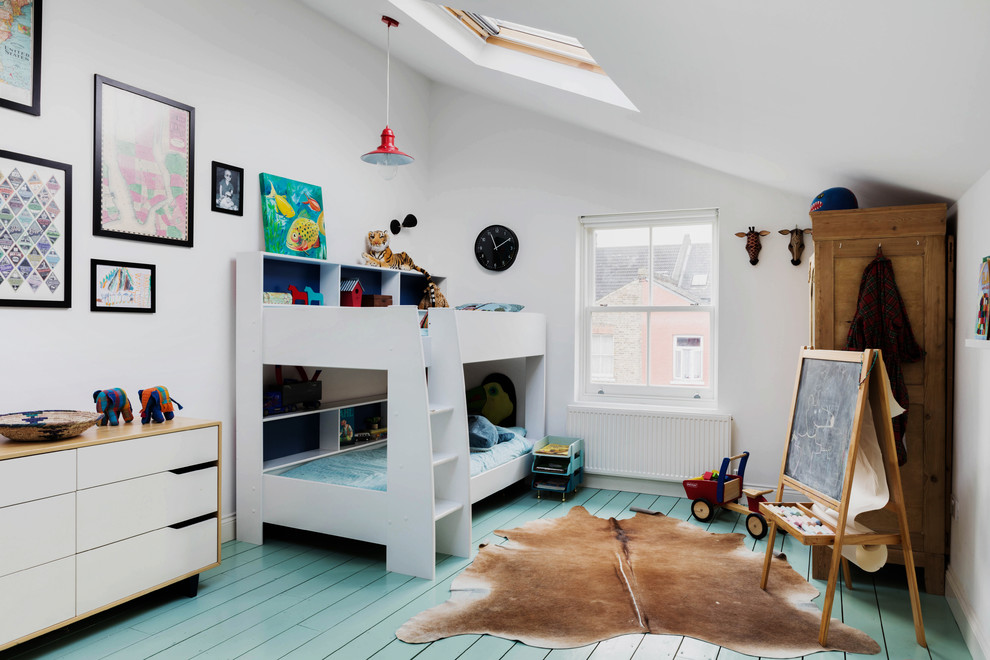 Minimalistisk inredning av ett stort pojkrum kombinerat med sovrum och för 4-10-åringar, med målat trägolv och vita väggar