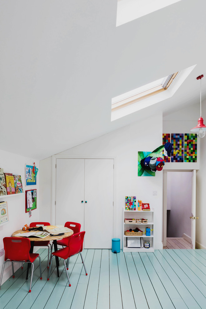 ロンドンにある低価格の広いシャビーシック調のおしゃれな子供部屋 (白い壁、塗装フローリング、児童向け、ターコイズの床) の写真
