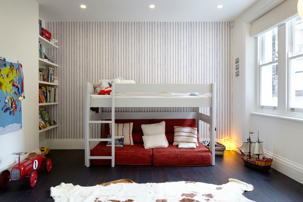 Inredning av ett modernt barnrum kombinerat med sovrum, med flerfärgade väggar