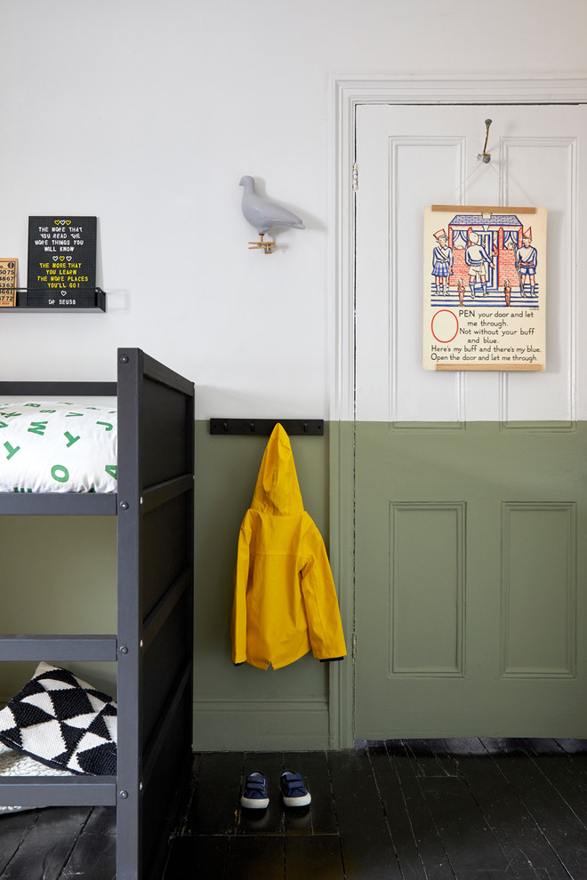 Idéer för mellanstora funkis könsneutrala barnrum kombinerat med sovrum och för 4-10-åringar, med gröna väggar, mörkt trägolv och brunt golv