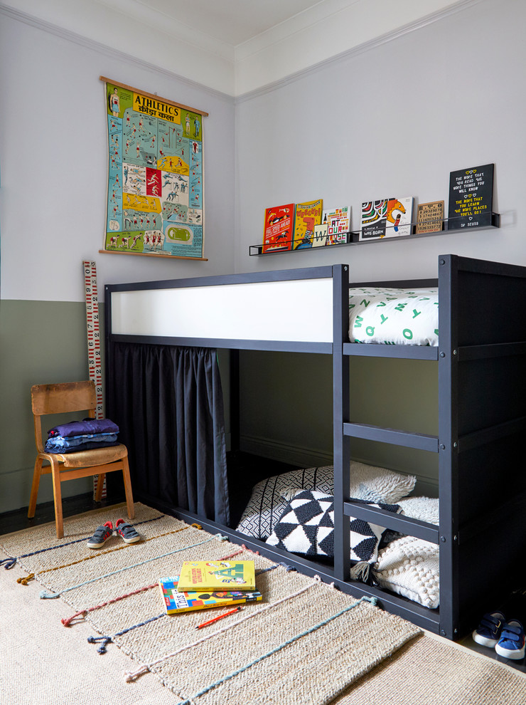 Foto på ett litet minimalistiskt könsneutralt barnrum kombinerat med sovrum och för 4-10-åringar, med flerfärgade väggar