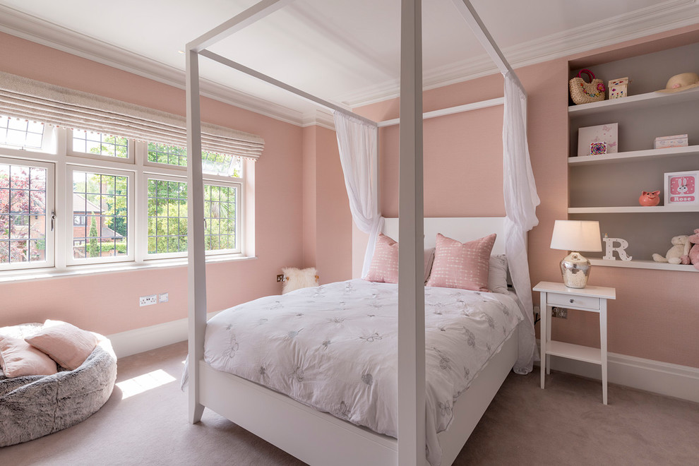 Modelo de dormitorio infantil de 4 a 10 años clásico renovado de tamaño medio con paredes rosas, moqueta y suelo gris