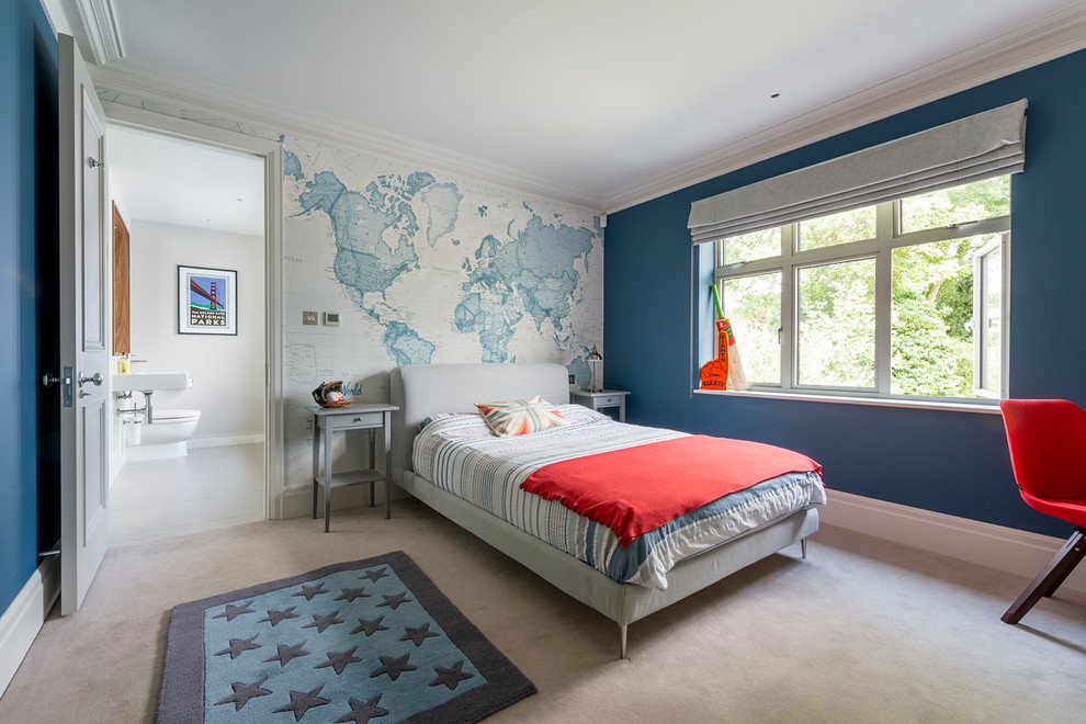 Свежая идея для дизайна: детская среднего размера в стиле неоклассика (современная классика) с синими стенами, ковровым покрытием, спальным местом и серым полом для ребенка от 4 до 10 лет, мальчика - отличное фото интерьера