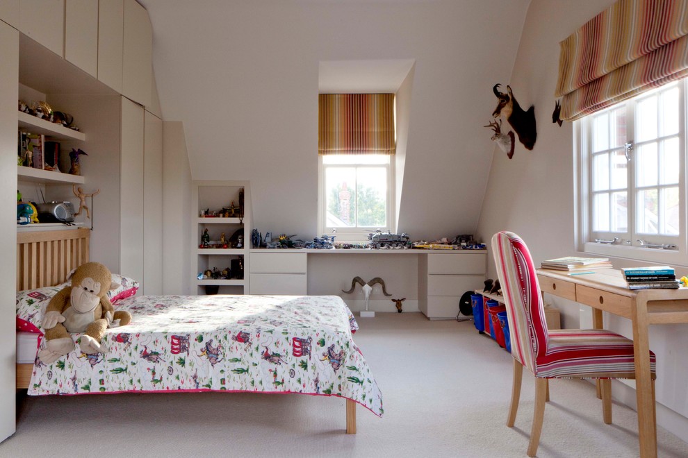 Mittelgroßes, Neutrales Modernes Kinderzimmer mit Schlafplatz, weißer Wandfarbe und Teppichboden in London