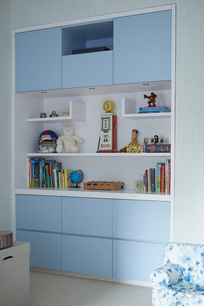 Exemple d'une chambre de garçon de 4 à 10 ans chic avec un mur bleu et moquette.