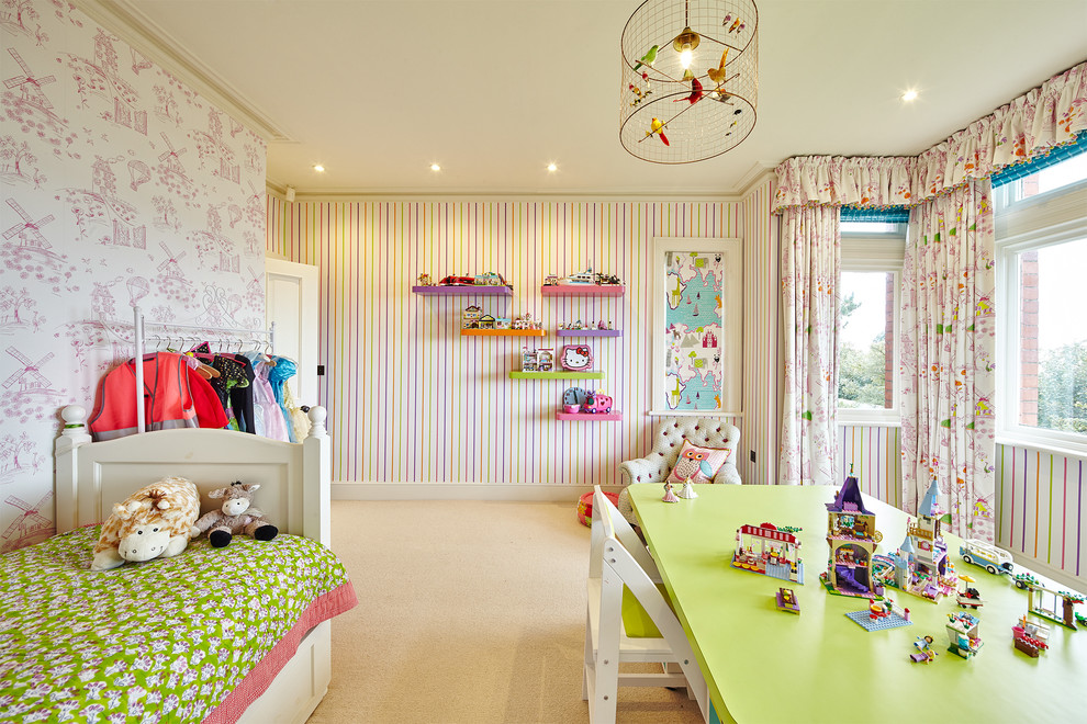 Réalisation d'une chambre d'enfant tradition avec un mur multicolore et moquette.