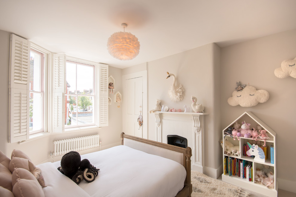 ロンドンにある中くらいなトランジショナルスタイルのおしゃれな子供部屋 (グレーの壁、カーペット敷き、児童向け、ベージュの床) の写真