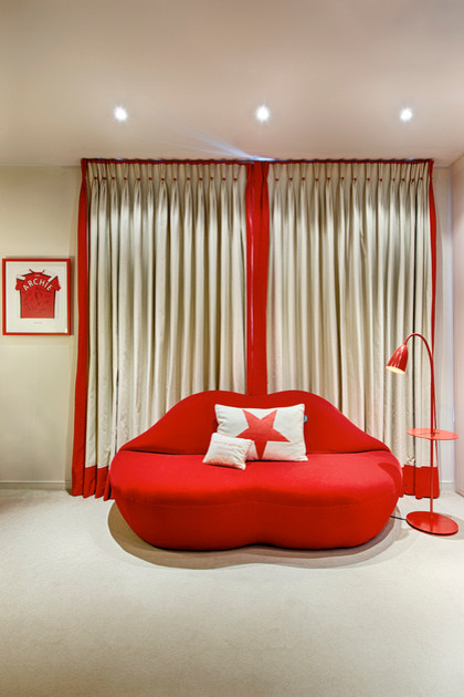 Exempel på ett mellanstort eklektiskt pojkrum kombinerat med sovrum och för 4-10-åringar, med vita väggar och heltäckningsmatta