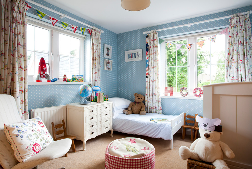 Cette photo montre une chambre d'enfant de 4 à 10 ans romantique avec un mur bleu et moquette.