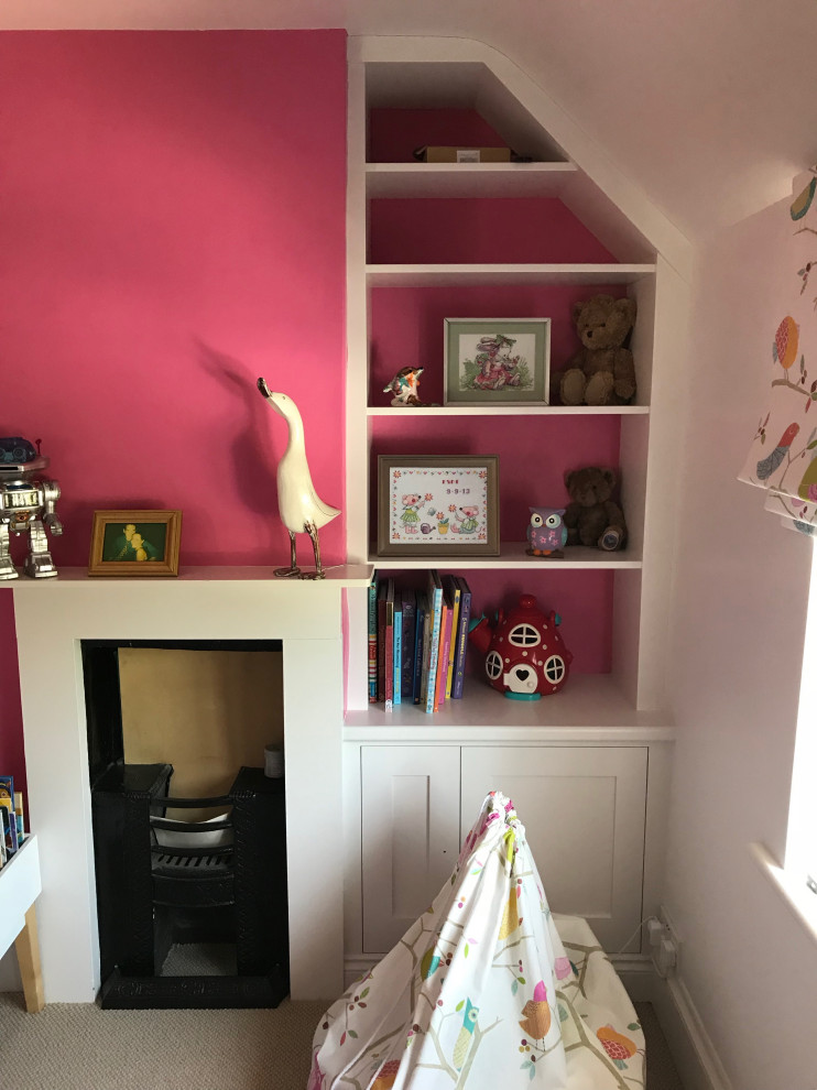 Foto di una piccola cameretta per bambini da 1 a 3 anni design con pareti rosa, moquette e pavimento beige
