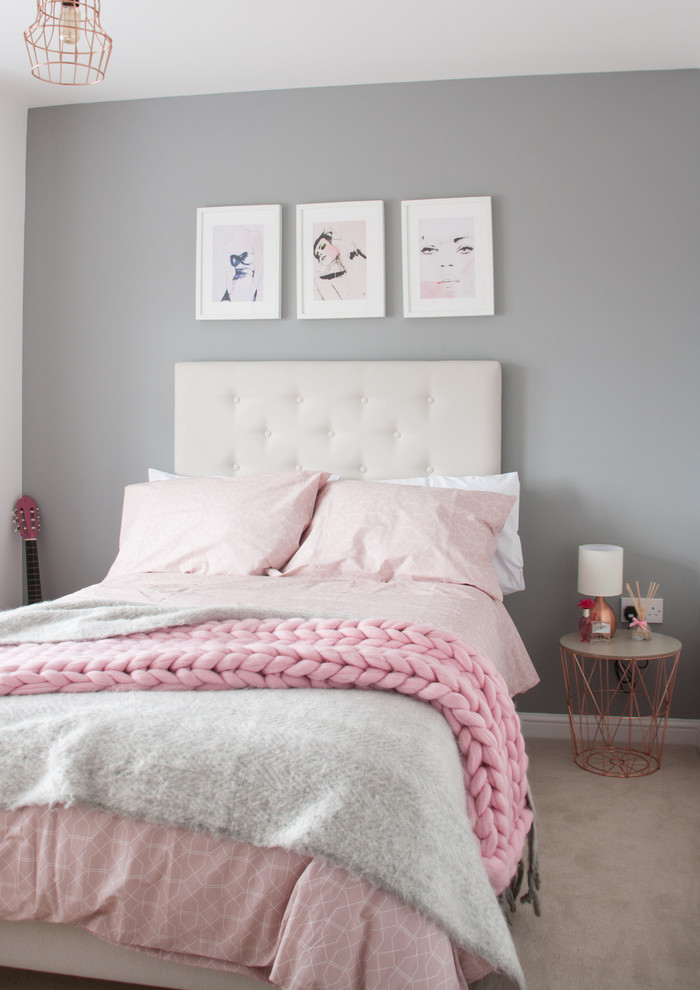 Imagen de dormitorio infantil clásico renovado con paredes grises, moqueta y suelo beige