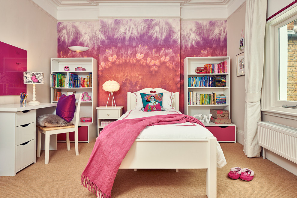 На фото: детская в современном стиле с спальным местом, ковровым покрытием и разноцветными стенами для ребенка от 4 до 10 лет, девочки с