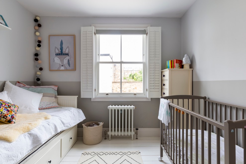 Пример оригинального дизайна: детская среднего размера в скандинавском стиле с деревянным полом, спальным местом, разноцветными стенами и белым полом для ребенка от 1 до 3 лет, мальчика