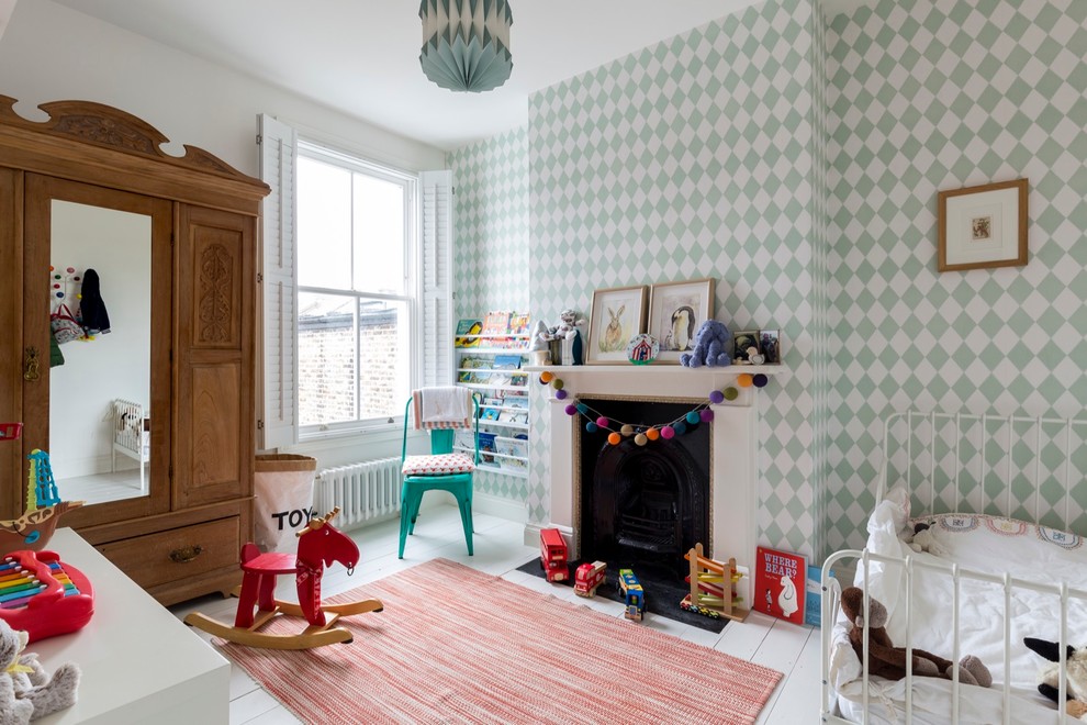 Пример оригинального дизайна: детская среднего размера в стиле неоклассика (современная классика) с спальным местом, разноцветными стенами и деревянным полом для ребенка от 1 до 3 лет, мальчика