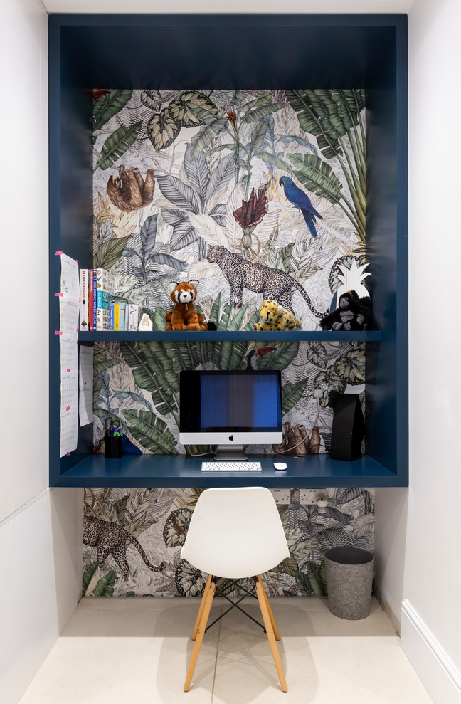 Inredning av ett modernt könsneutralt barnrum kombinerat med skrivbord, med flerfärgade väggar och beiget golv
