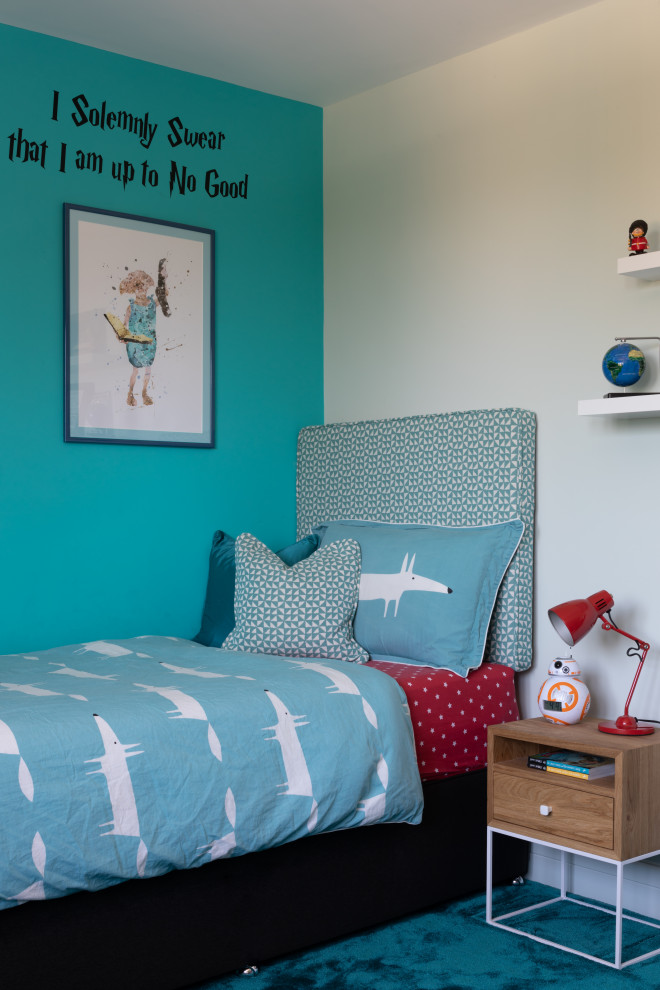 На фото: детская среднего размера в современном стиле с спальным местом, синими стенами, ковровым покрытием и синим полом для ребенка от 4 до 10 лет, мальчика