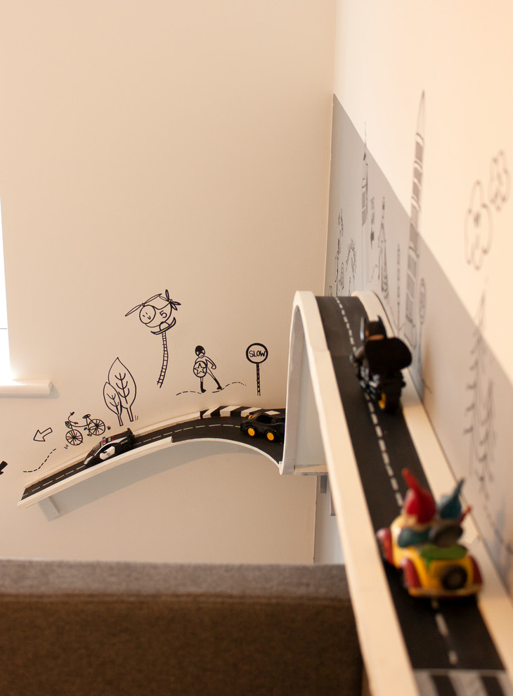 Пример оригинального дизайна: маленькая детская с игровой в стиле лофт с белыми стенами для на участке и в саду, ребенка от 1 до 3 лет, мальчика