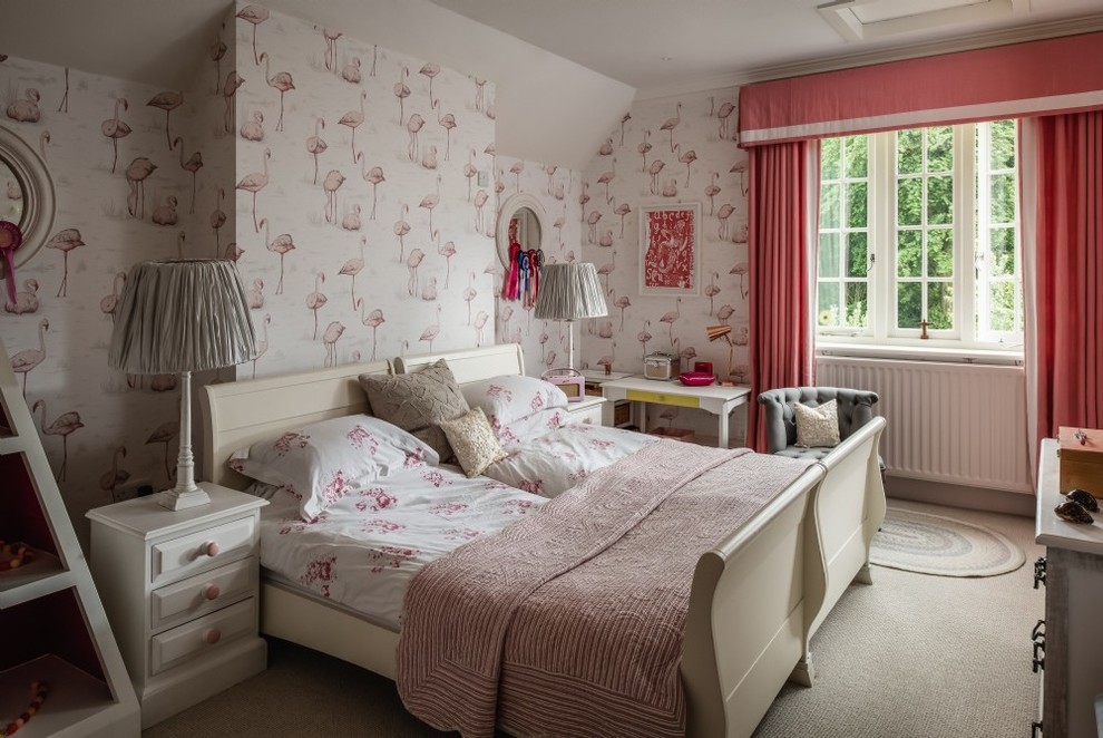 Mittelgroßes Eklektisches Kinderzimmer mit Schlafplatz, Teppichboden, beigem Boden und bunten Wänden in Hampshire